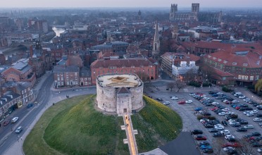 Věž Clifford's Tower ze 13. století získala novou podobu díky Hugh Broughton Architects 