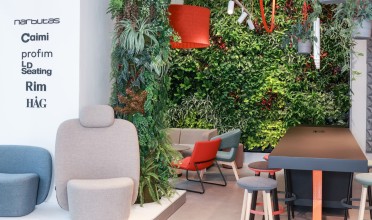 Zelené stěny a sloupy Jungle Interiors: Harmonický design navržený přírodou