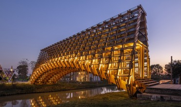 Timber Bridge v Gulou Waterfront nabízí unikátní estetický zážitek