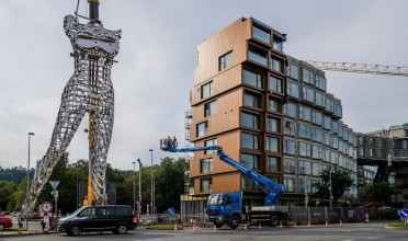Karlínské fragmenty architektury a umění: Bytový dům podpírají nadživotní sochy Davida Černého