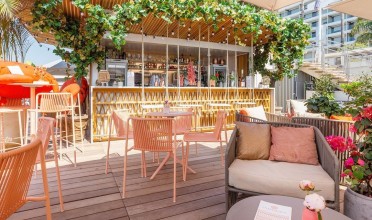 Barevný nábytek Pedrali i koktejly na pláži La Mandala ve filmovém městě Cannes
