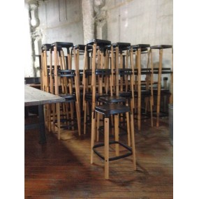 Nízka barová stolička STEELWOOD STOOL - čierna s bukovými nohami
