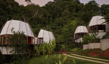 3 architekti, 5 staveb. Kostarické domky Coco představují hravou glampingovou architekturu.