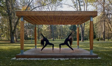Yogapoint: Novodobý altánek ze dřeva určený k péči o tělo i duši