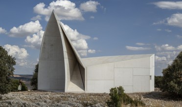 Kaple v Sierra La Villa překvapuje svým unikátním architektonickým konceptem