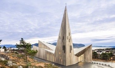 Komunitní kostel v Krnaviku: Jedinečná sakrální stavba v srdci norské přírody