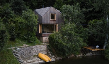 U Vranovské přehrady vznikla unikátní dřevěná chata připomínající kajutu lodi