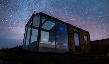 Skleněná chata na Islandu posouvá pozorování hvězd na jinou úroveň.