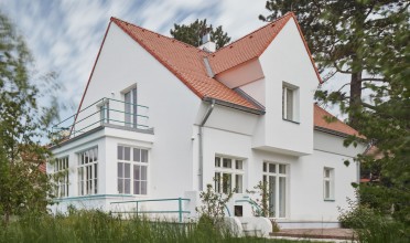 Za rekonstrukcí prvorepublikové vily stojí studio Mjölk architekti