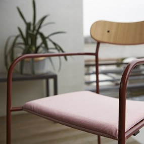 ÚTI chair with wooden backrest and armrests