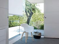 Židle SUBSTANCE s područkami a dřevěnou podnoží - bílá / jasan - 3